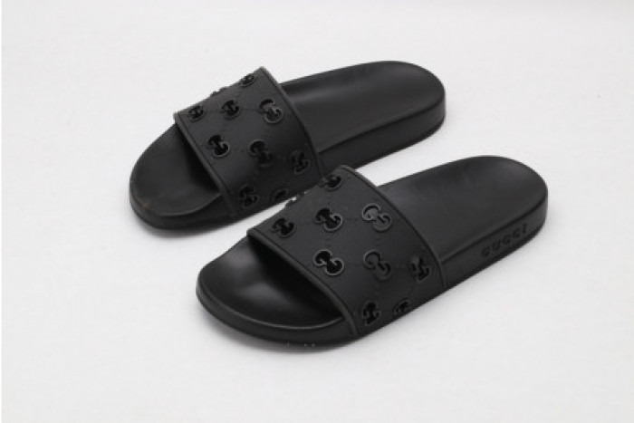 G*u*i slippers
