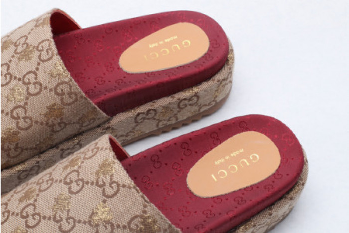 G*u*i slippers