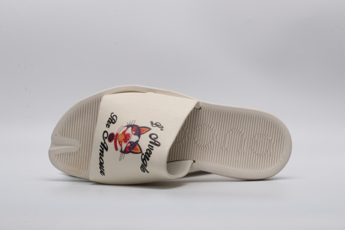 G*u*i slippers