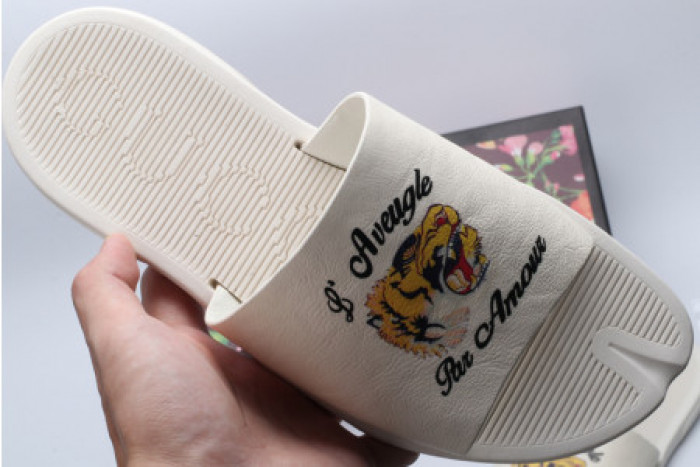 G*u*i slippers