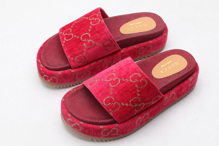 G*u*i slippers