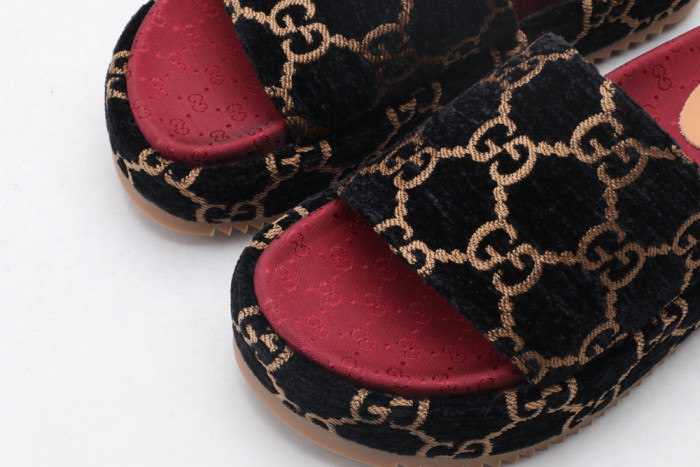 G*u*i slippers