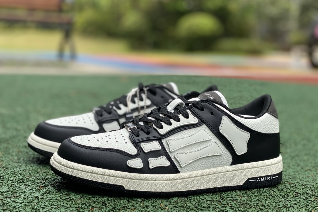 AR1M1 Low-Top Sneaker