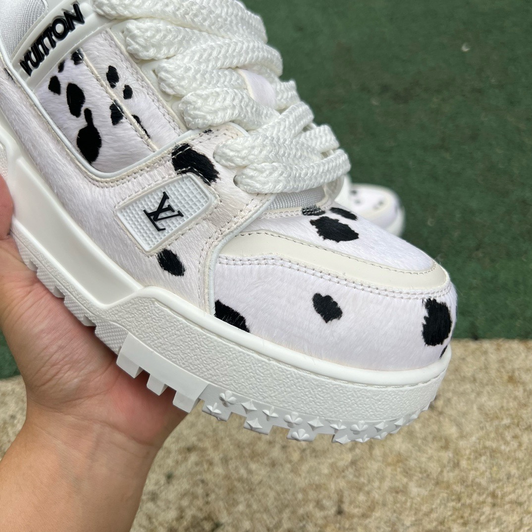 LV TRAINER MAXI White and black spots