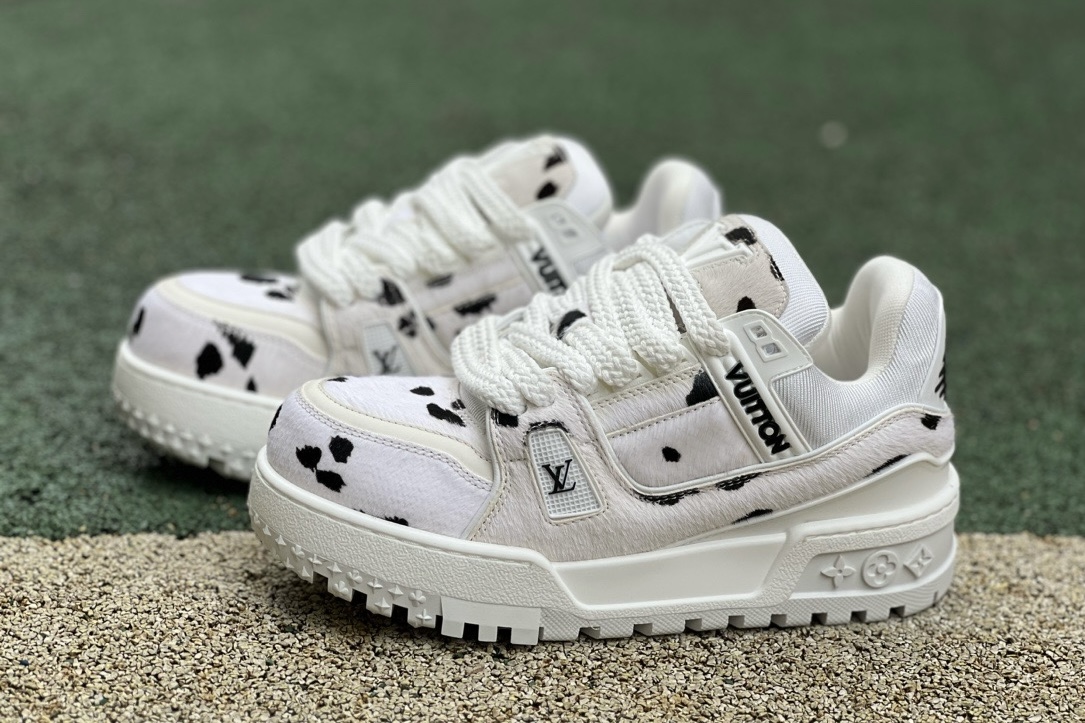 LV TRAINER MAXI White and black spots