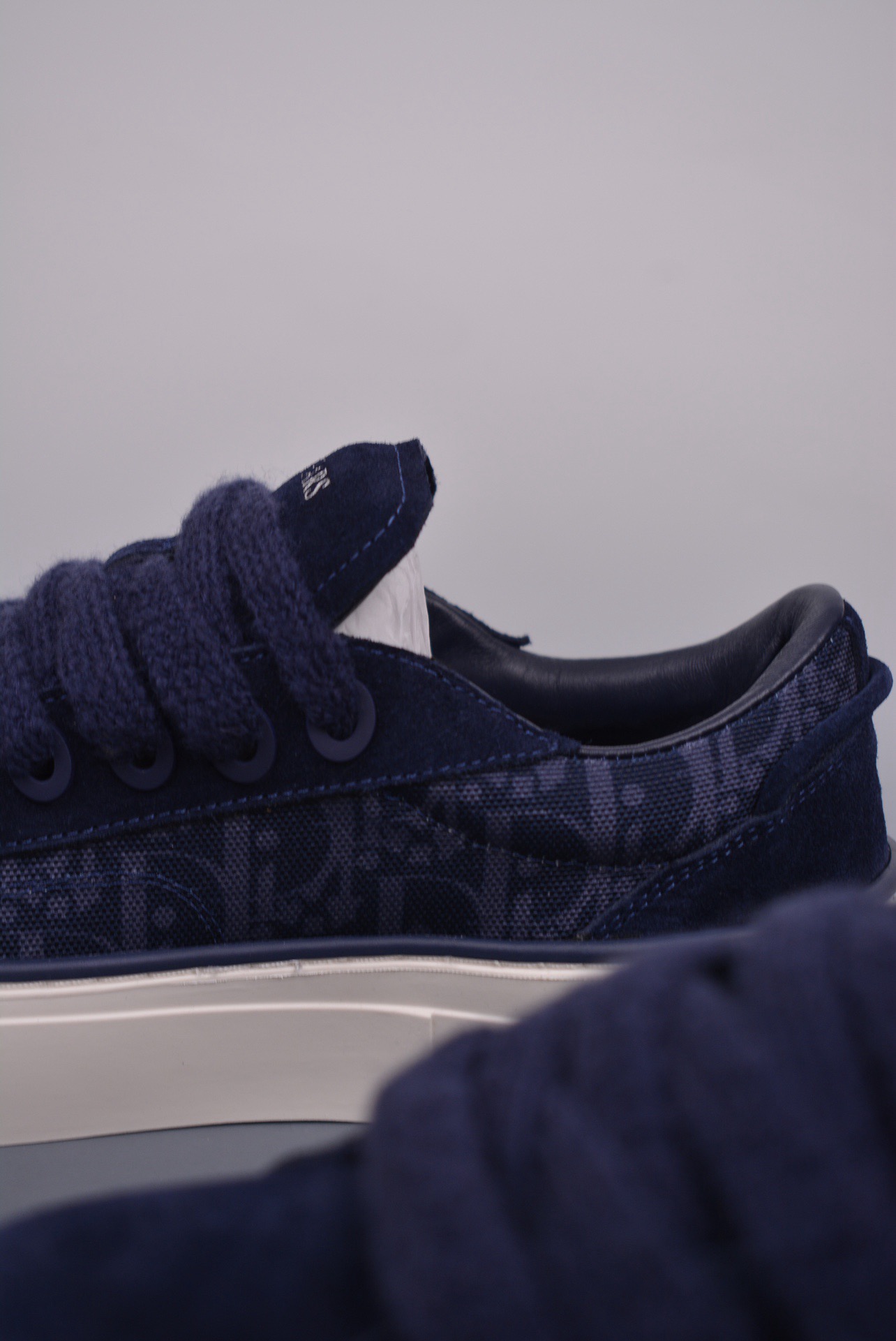 DR B33 SNEAKER