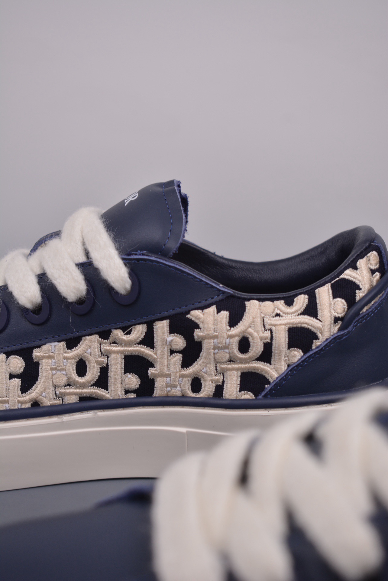 DR B33 SNEAKER