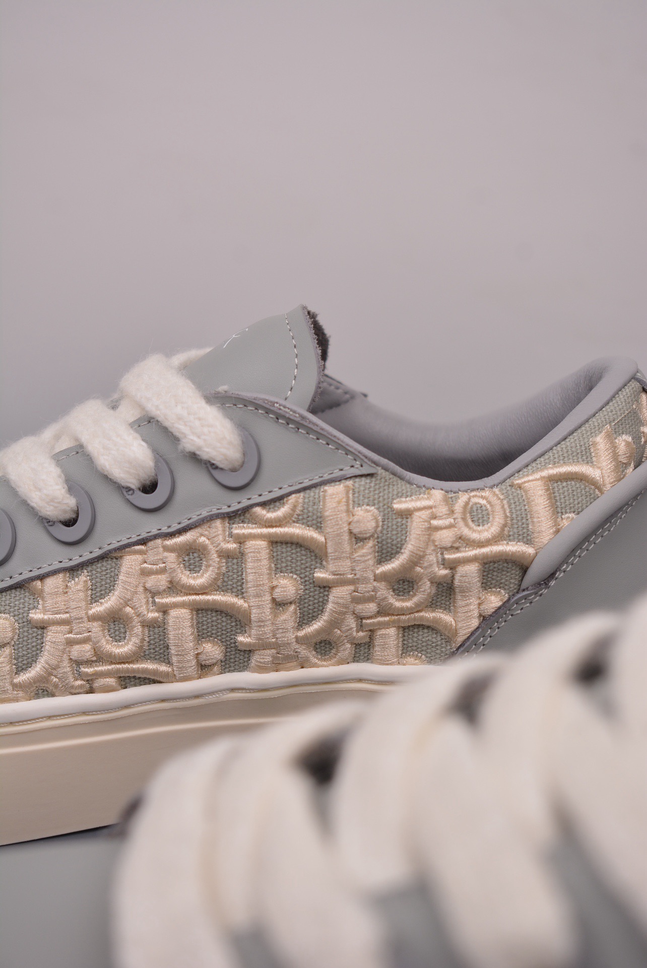 DR B33 SNEAKER