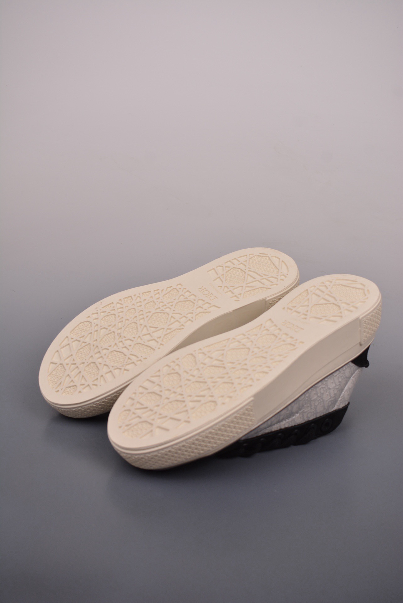 DR B33 SNEAKER